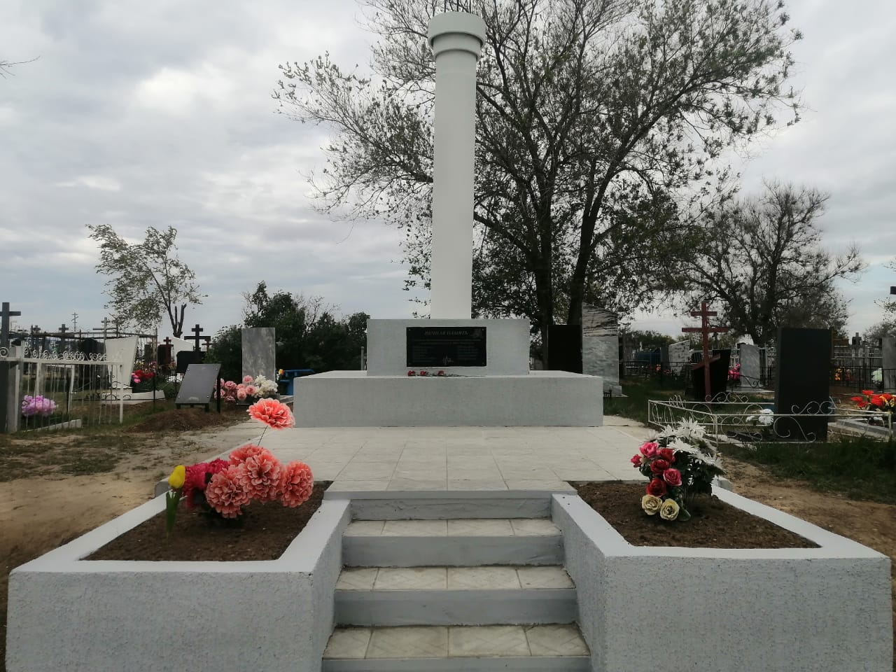 В Новоузенском районе украли туи с территории памятника воинам, умершим от ран в госпиталях